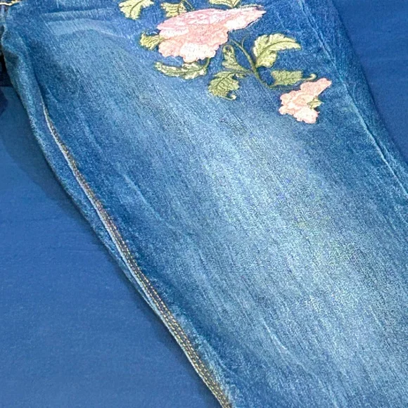 Code Bleu Gracie Bestie Jeans w/Flowers, size 6 - Picture 4 of 10